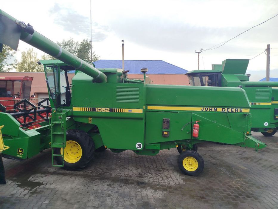 Комбайн зернозбиральний John Deere 1052, 1055