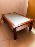 Mesa de centro em cerejeira com vidro fosco.