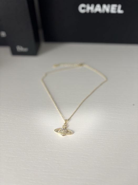 Elegancki naszyjnik w kolorze zlotym  — widoczny wisior, vintage vibe