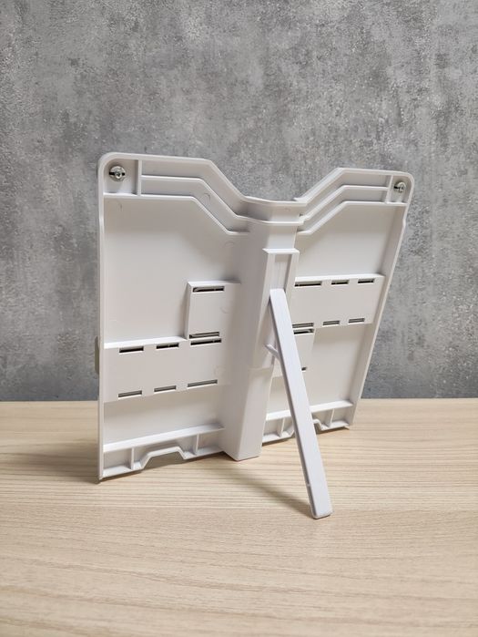 Настільний світильник з акумулятором та підставкою для книг