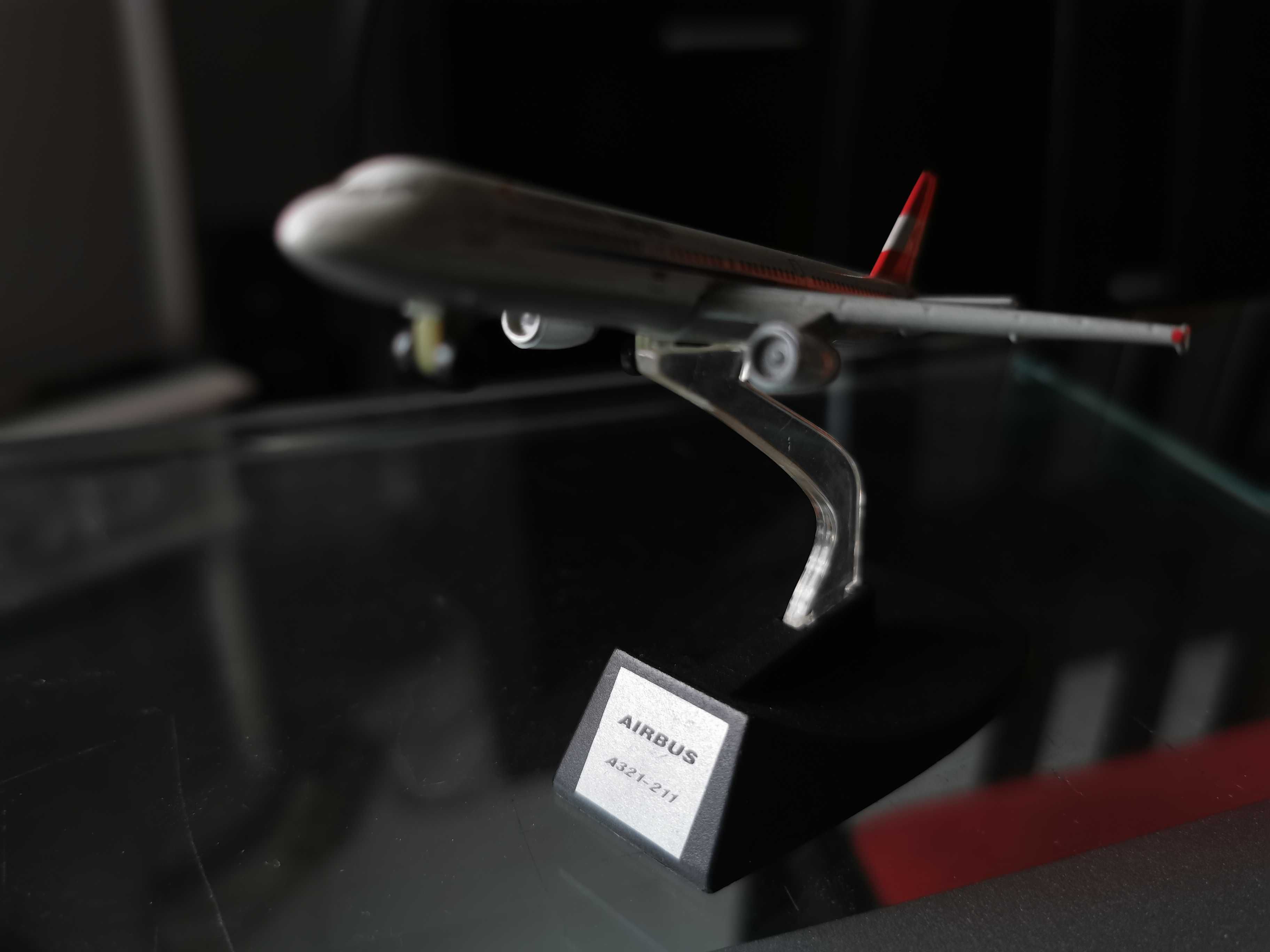 Aviões comerciais em miniatura