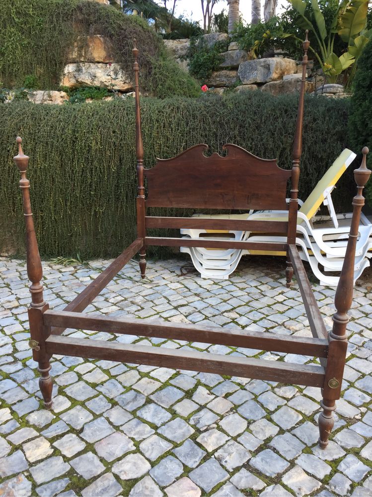 Cama antiga em madeira