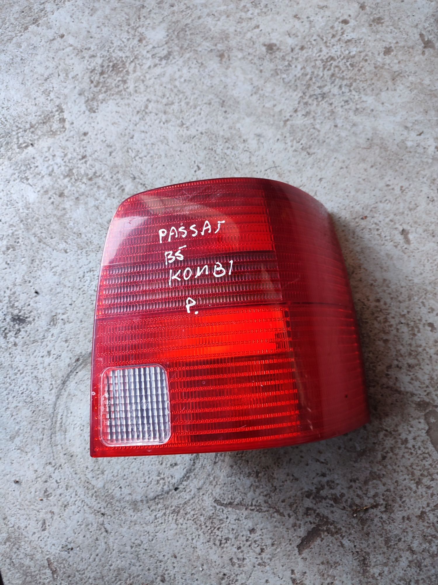 Lampa prawa tył tylna passat B5 kombi