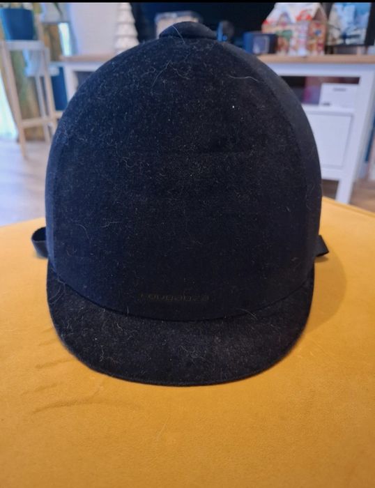 Czarny toczek jeździecki