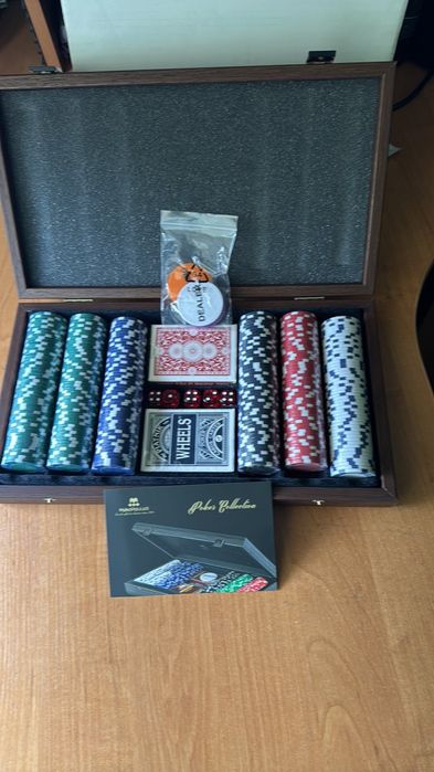 Продам набір для покеру в дерев'яному футлярі від Manopoulus