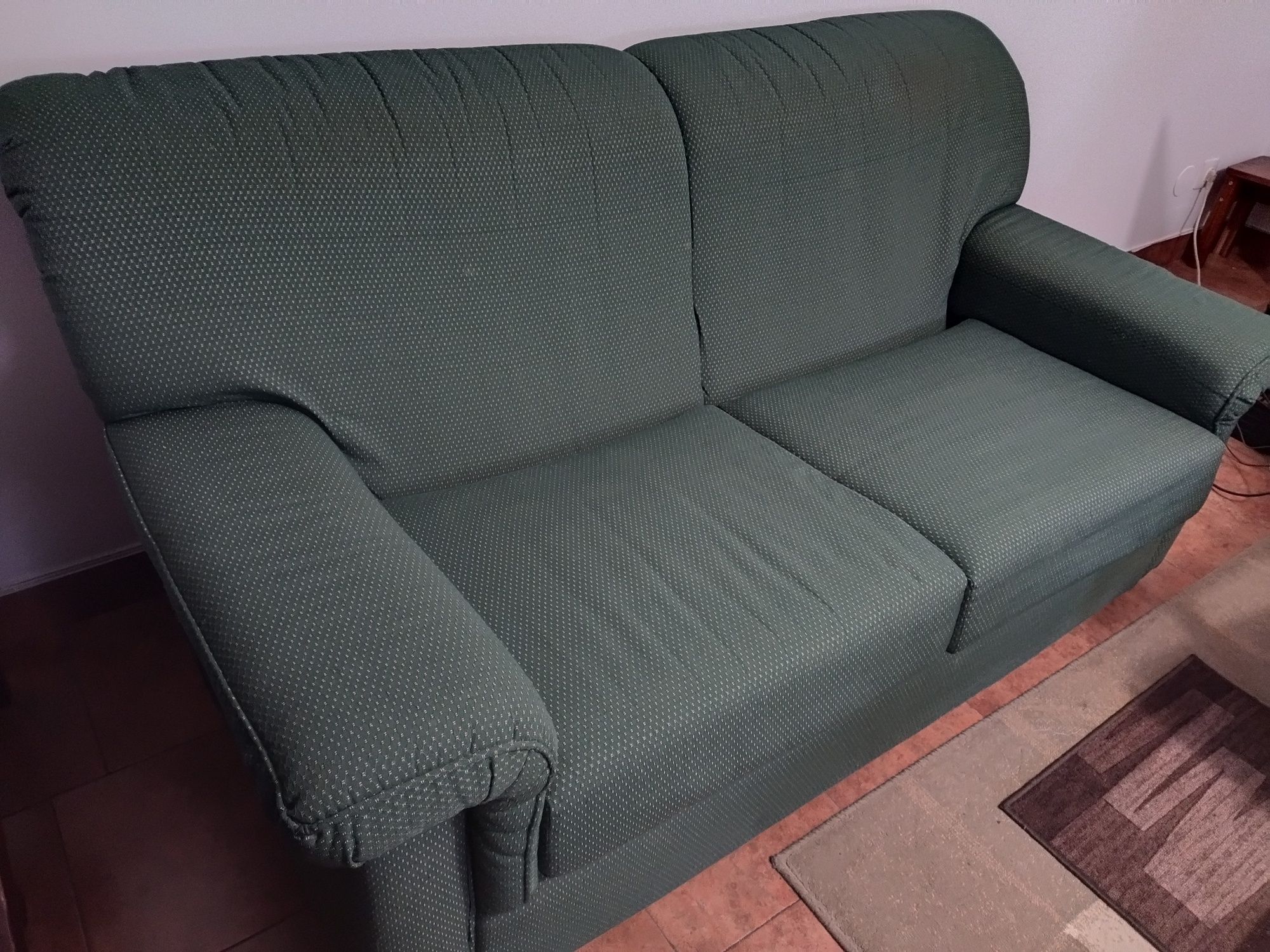 Sofá cama de dois lugares verde
