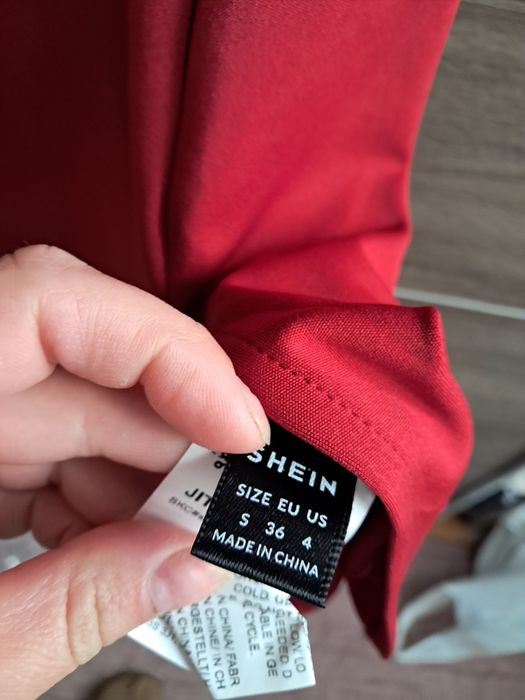 Czerwona sukienka na jedno ramię shein