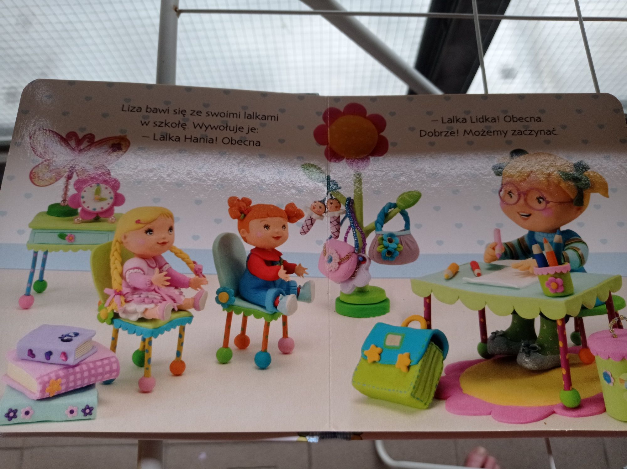 Książka Mała dziewczynka Liza bawi się w szkole