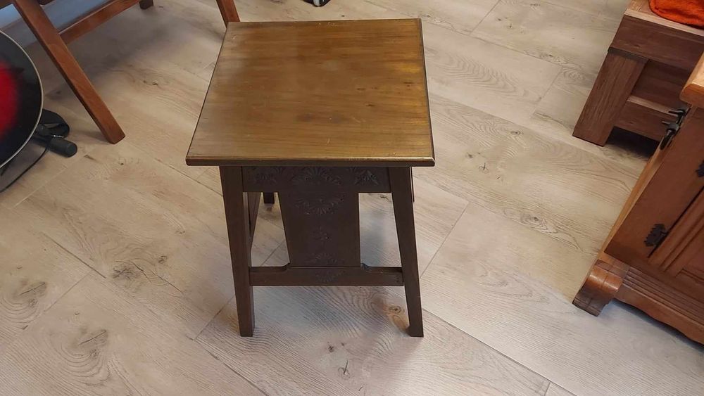 Taboret ręcznie rzeźbiony