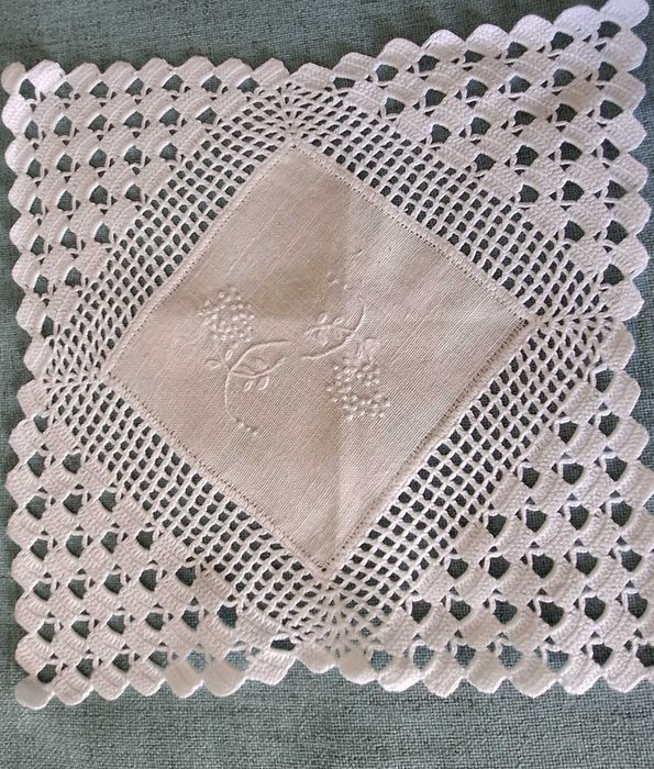 Nap11 - Naperon em linho amarelo-claro com renda e bordado manual