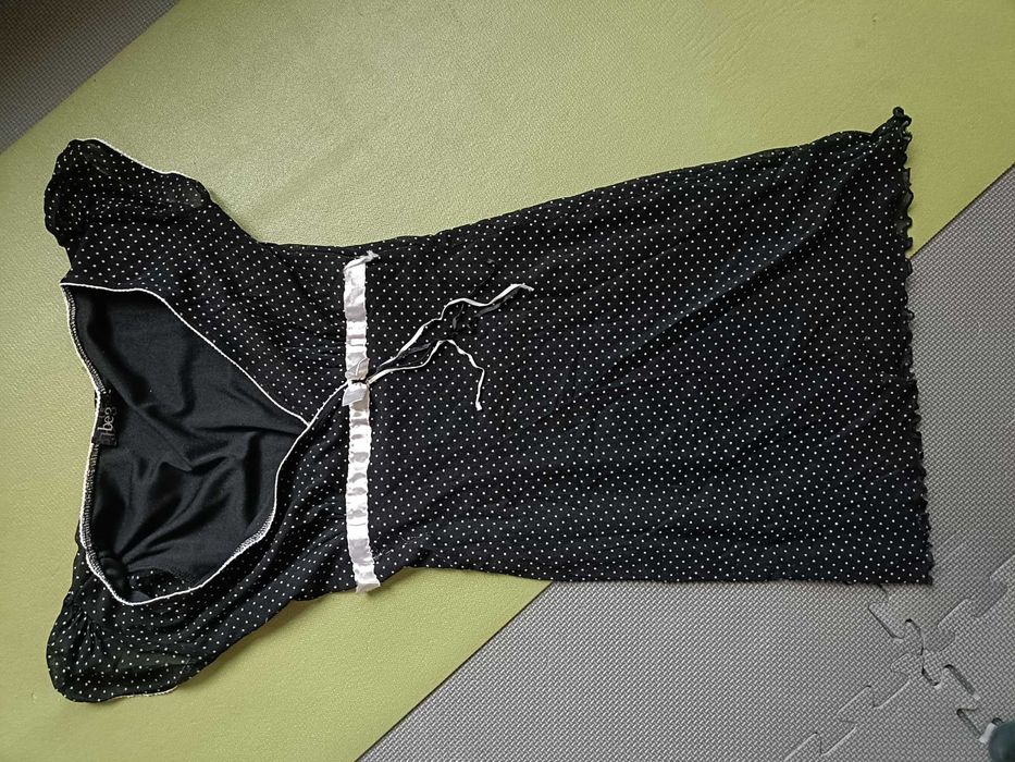 Urocza zwiewna sukienka be3 w groszki z kokardką i pięknym dekoldem