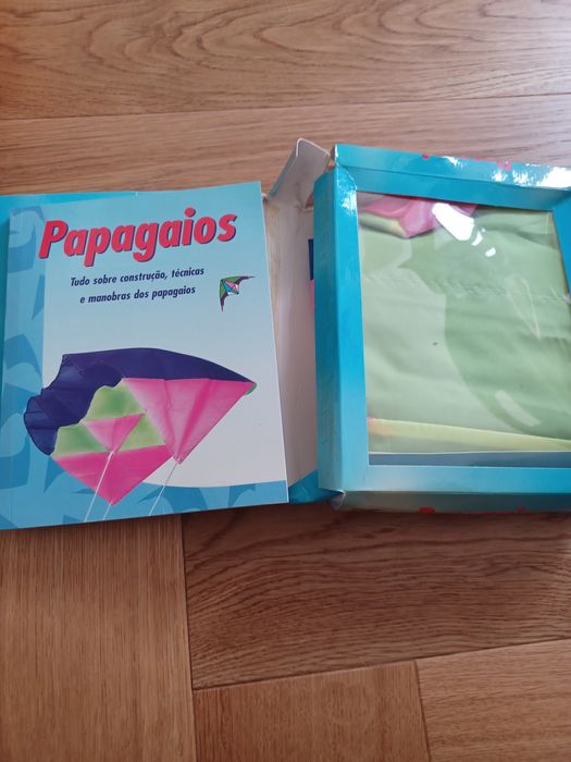 Papagaio de tecido com instruções.  Nunca foi montado