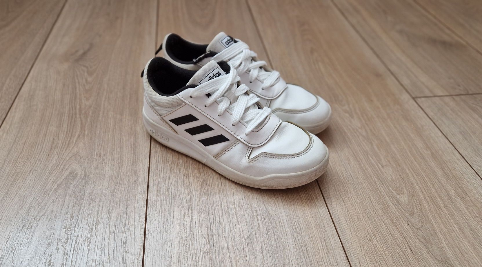 Buty sportowe adidas 36, białe adidasy chłopięce