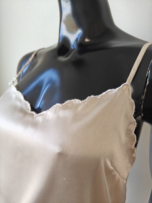 Атласний топ в білизняному стилі