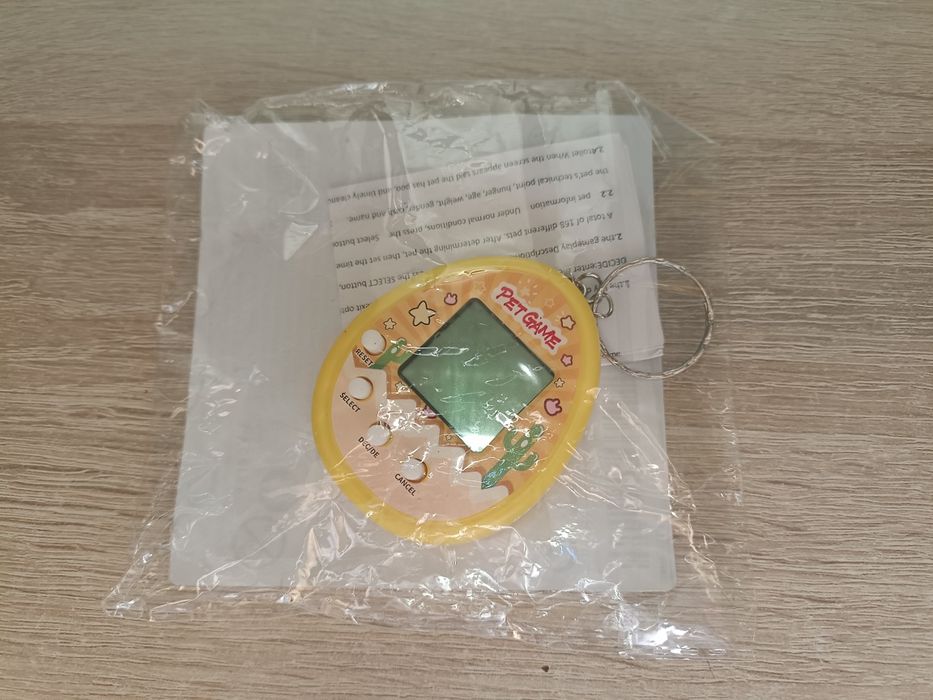 Brelok, wirtualne cyfrowe zwierzątko, tamagotchi, żółty