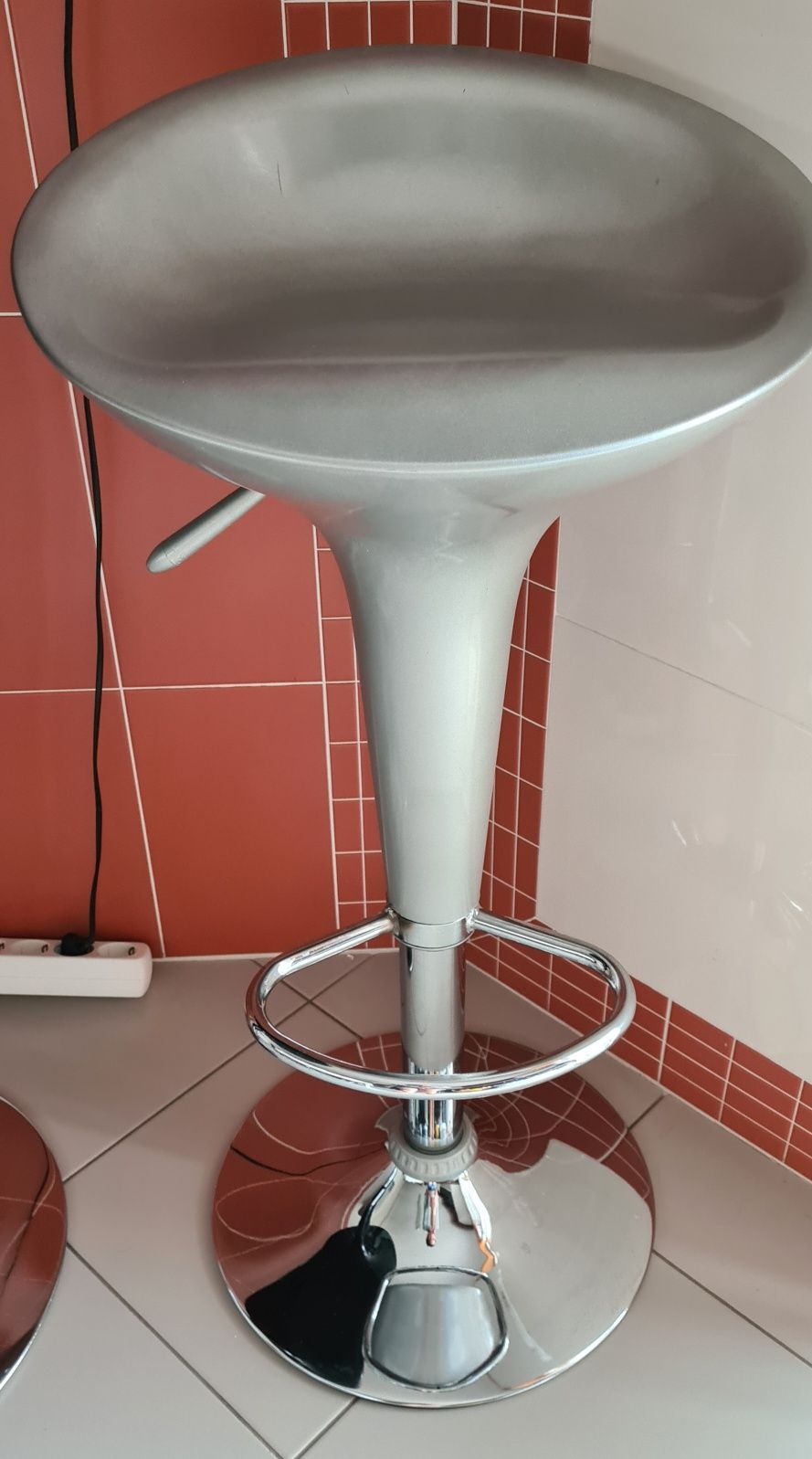 Conjunto de mesa e bancos bar