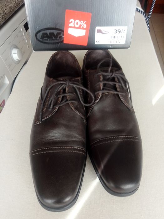 Sapatos de homem novos