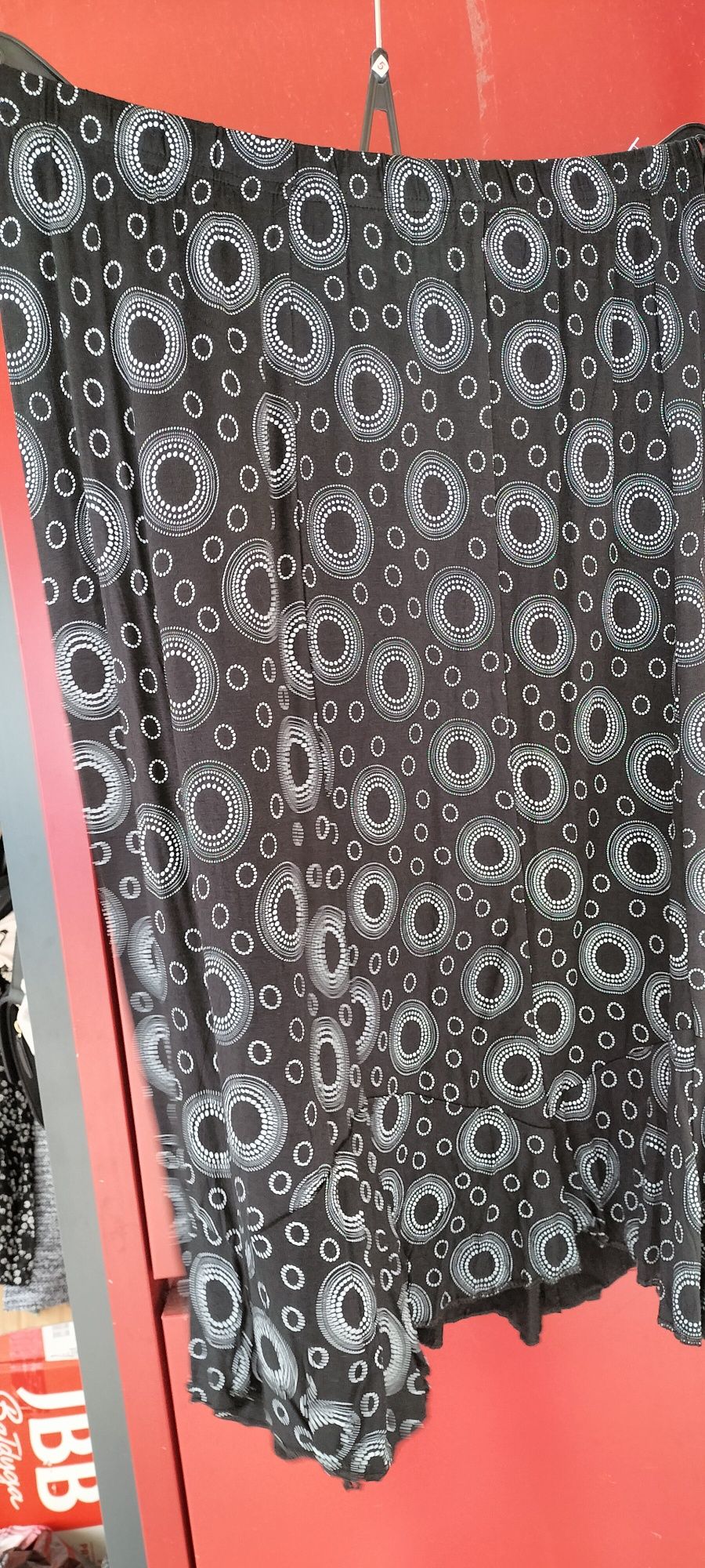 Spódnica damska na gumce,,czarna w białe wzory ,4XL