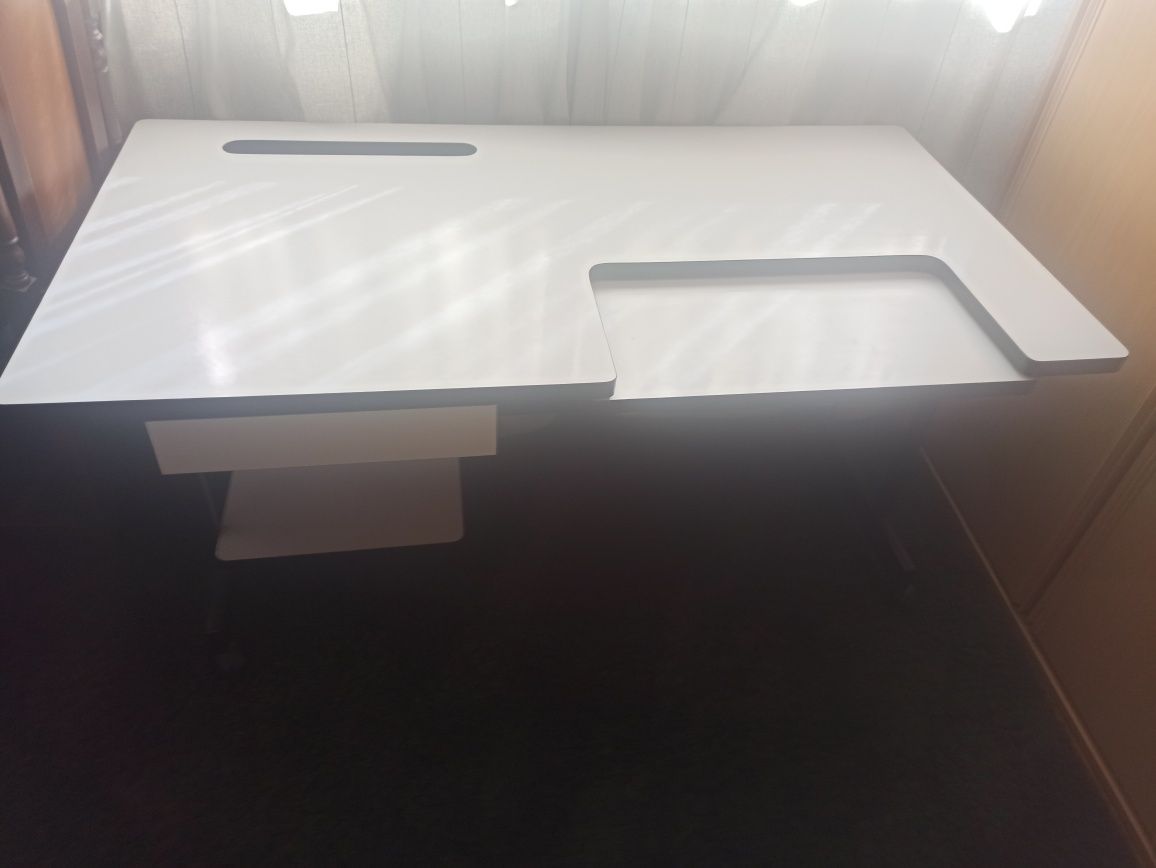 Vendo mesa de escritório..em madeira e fórmica branca ! Ótimo estado.