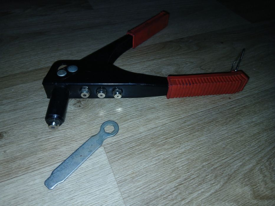 Заклепочный пистолет