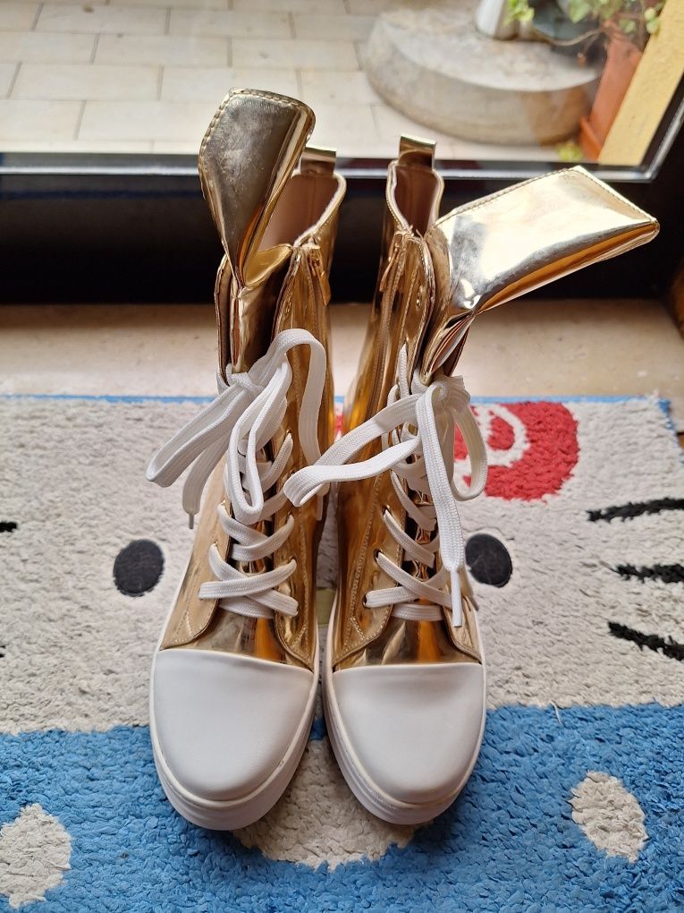 Sapatilhas / Botas Douradas SDS T: 40