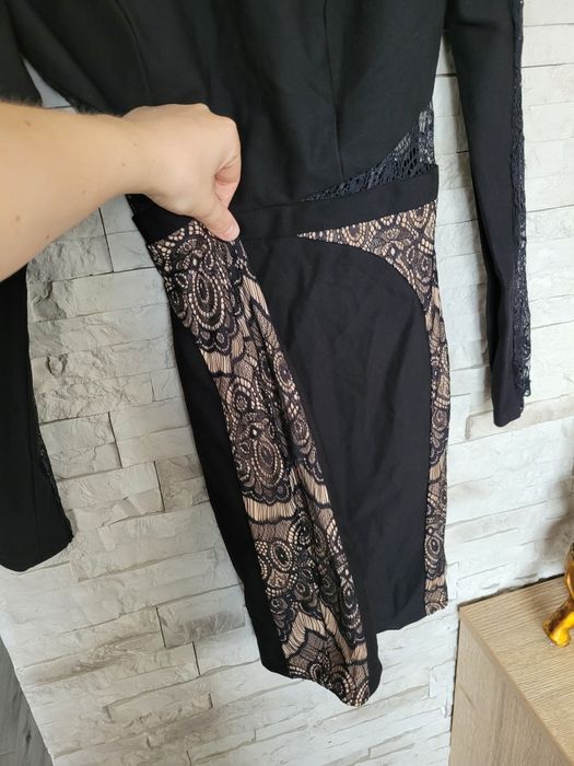 Nowa elegancka czarno beżowa sukienka dopasowana w koronke Butik S
