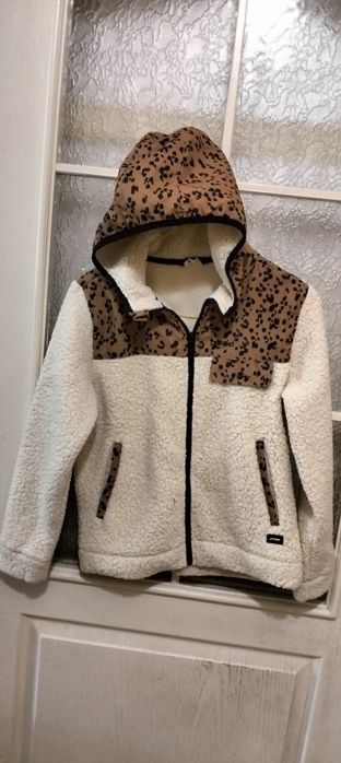 Продам кофту  теплу з капюшоном-12-13 років.