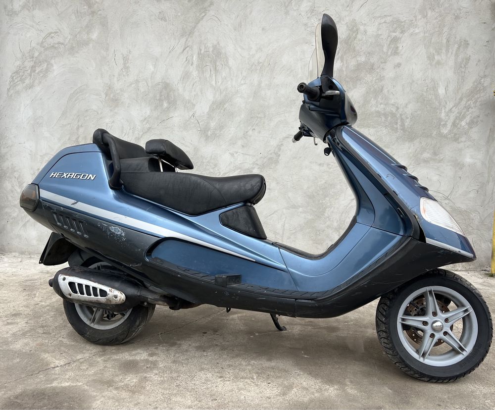 Скутер Piaggio Hexagon