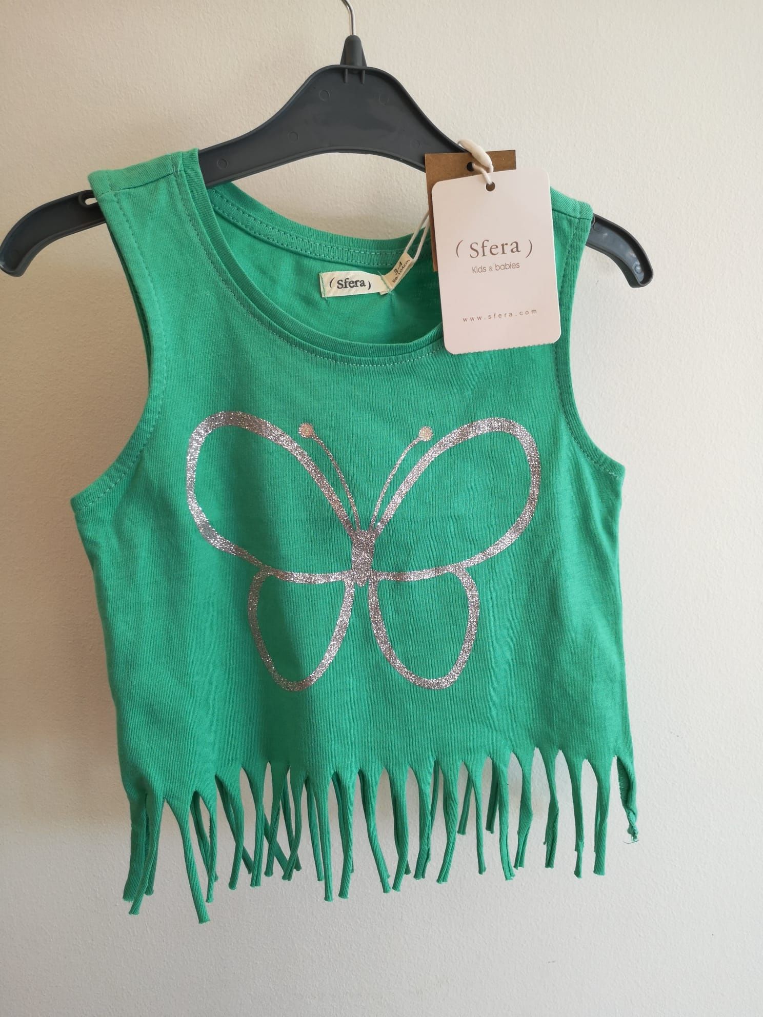 Top verde com borboleta estampada em prata brilhante