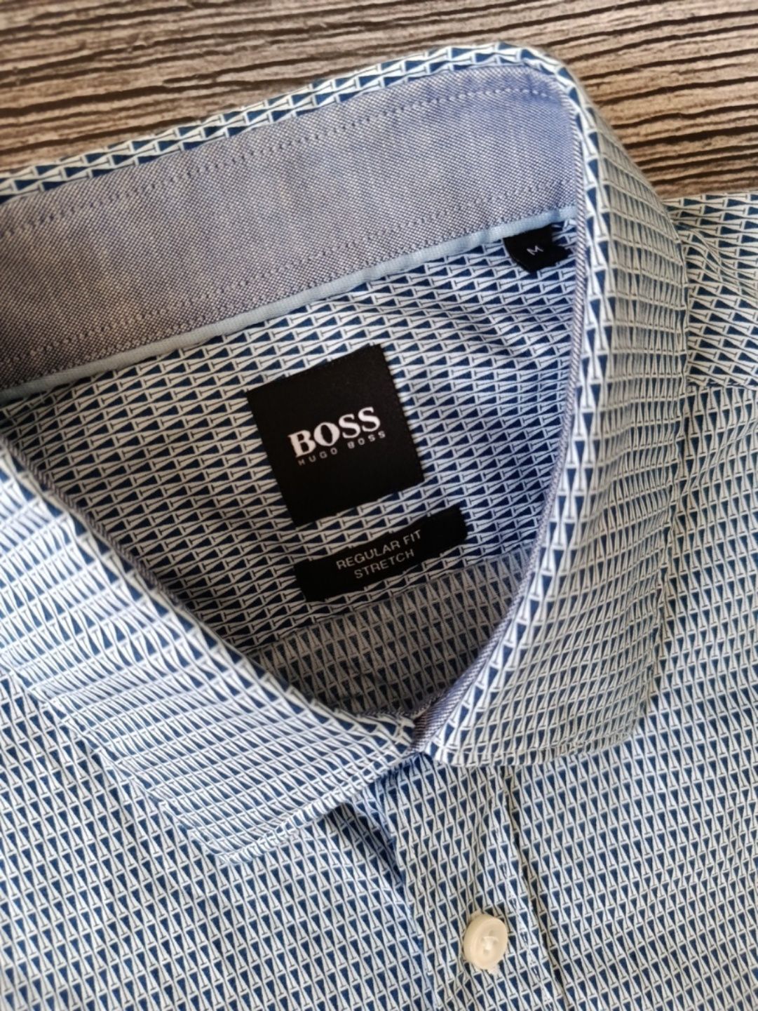 Рубашка Hugo Boss (М розмір)
Стан чудовий.Розмір М (48)

Пл