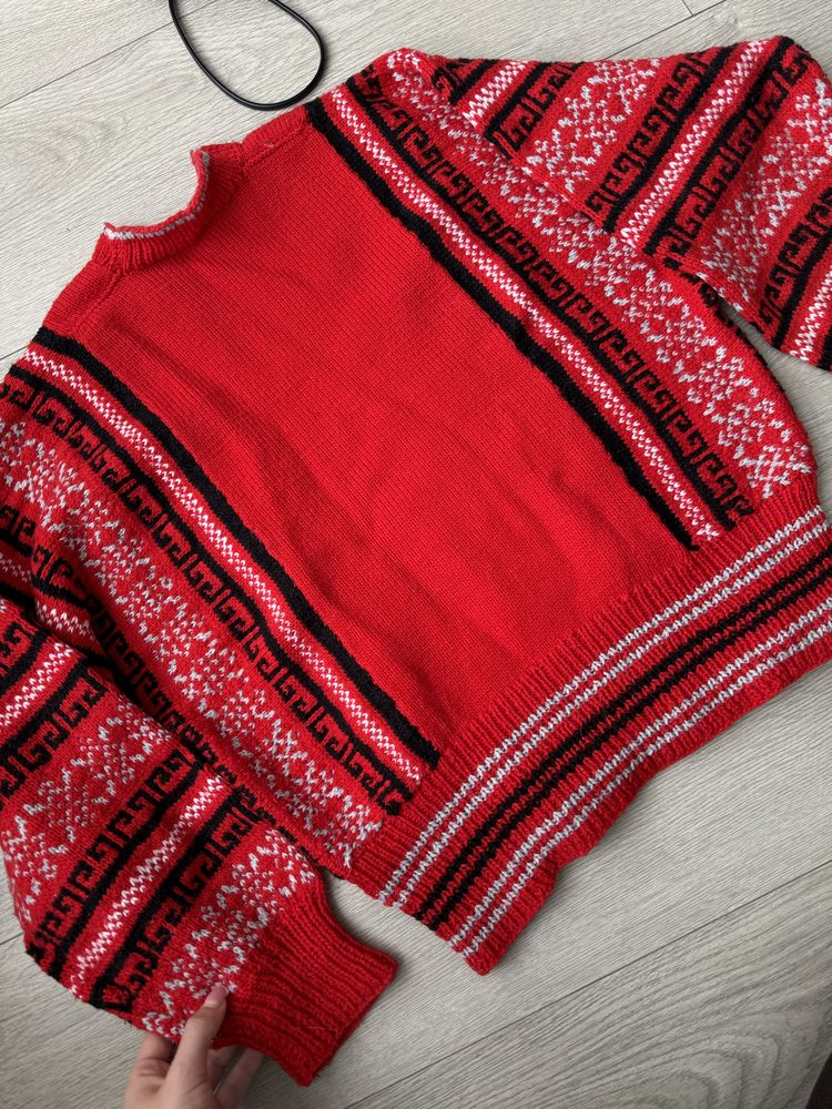 Вышиванка свитер красный модный