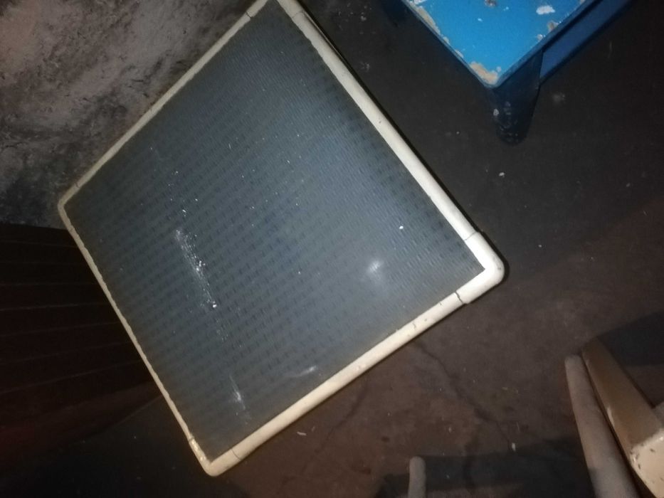 Taboret biały stary.