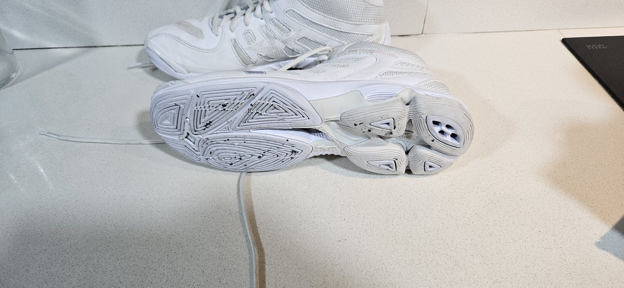 Vendo Mizuno Voltage Mid