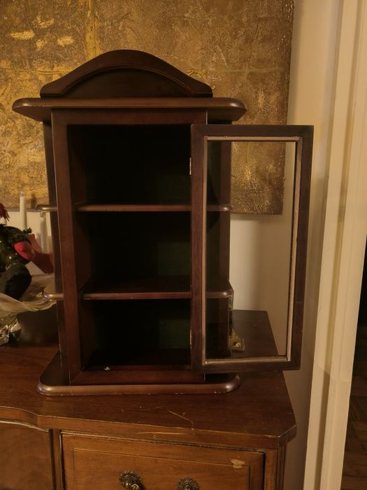 Vitrine em madeira maciça
