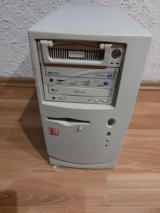 Stary komputer retro komputer obudowa z napędami plus kieszeń