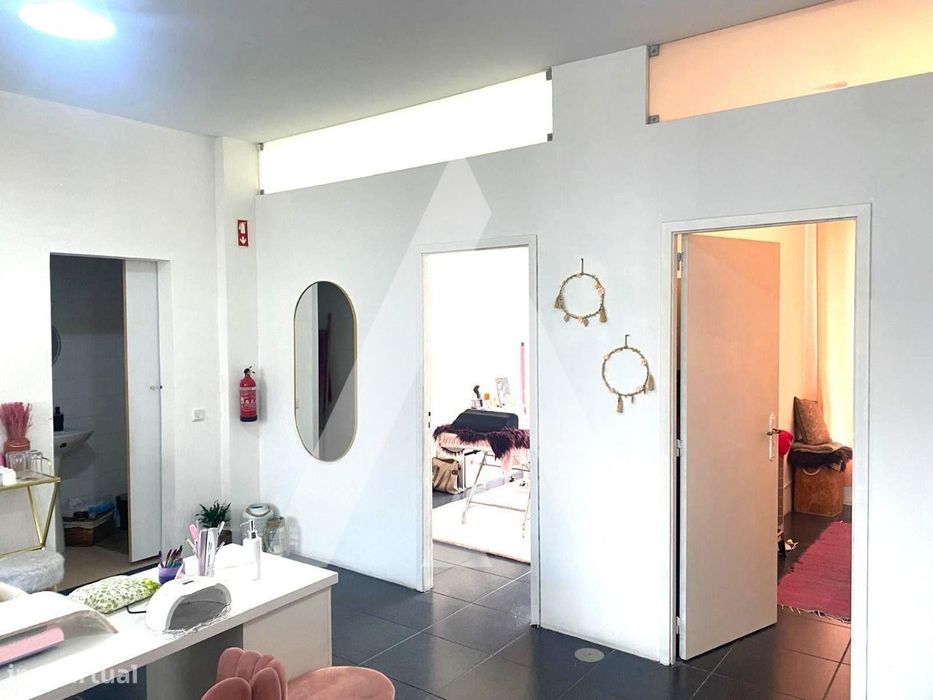 Loja com duas frentes localizada em Esgueira