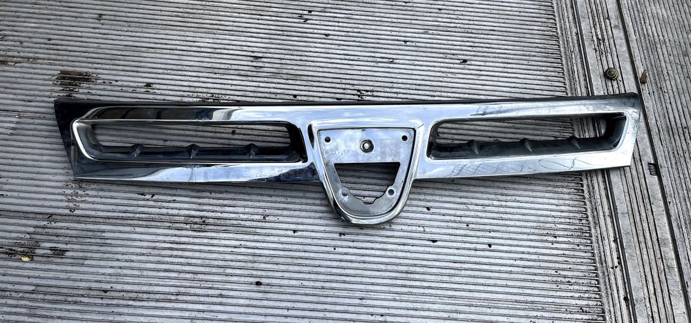 Grill przedni Dacia Duster
