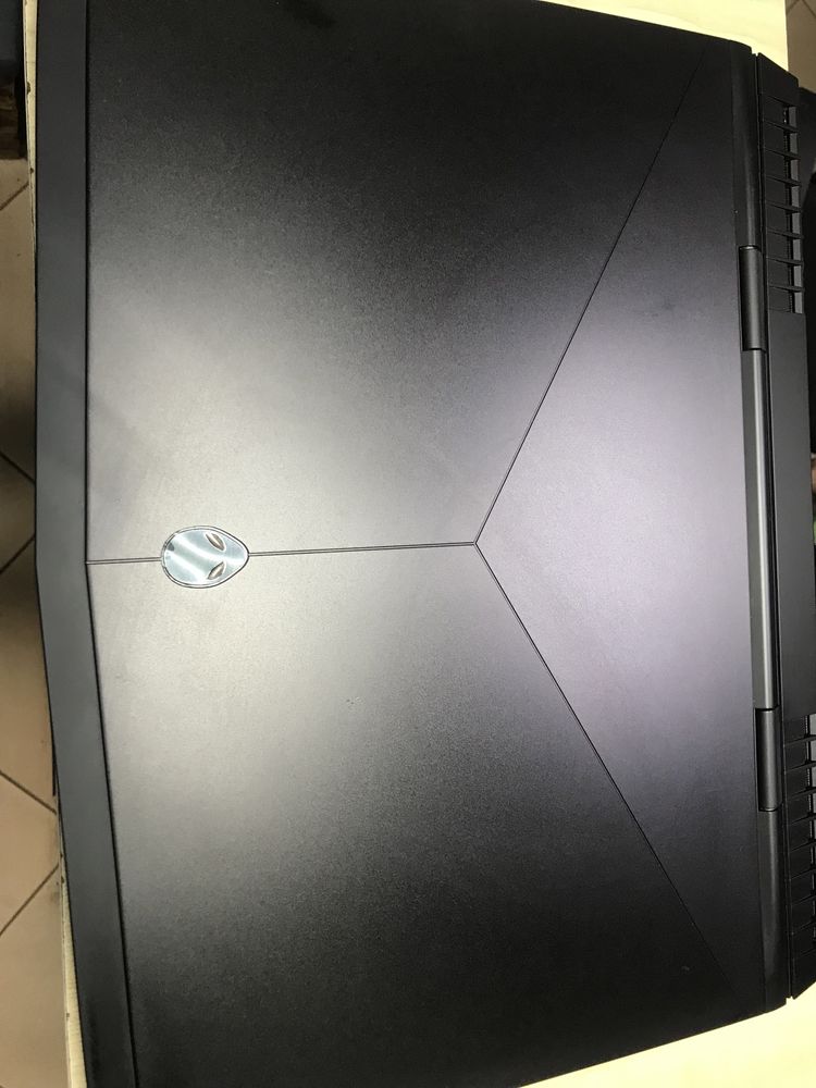 Dell Alienware 17 R5 16gb RAM/GTX 1070/I7-8750H/256 gb NVME+1 Tb HDD