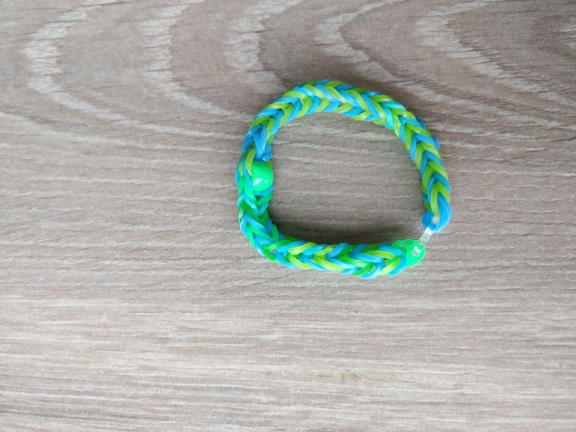 Bransoletka z gumek (Loom Bands) z koralikiem