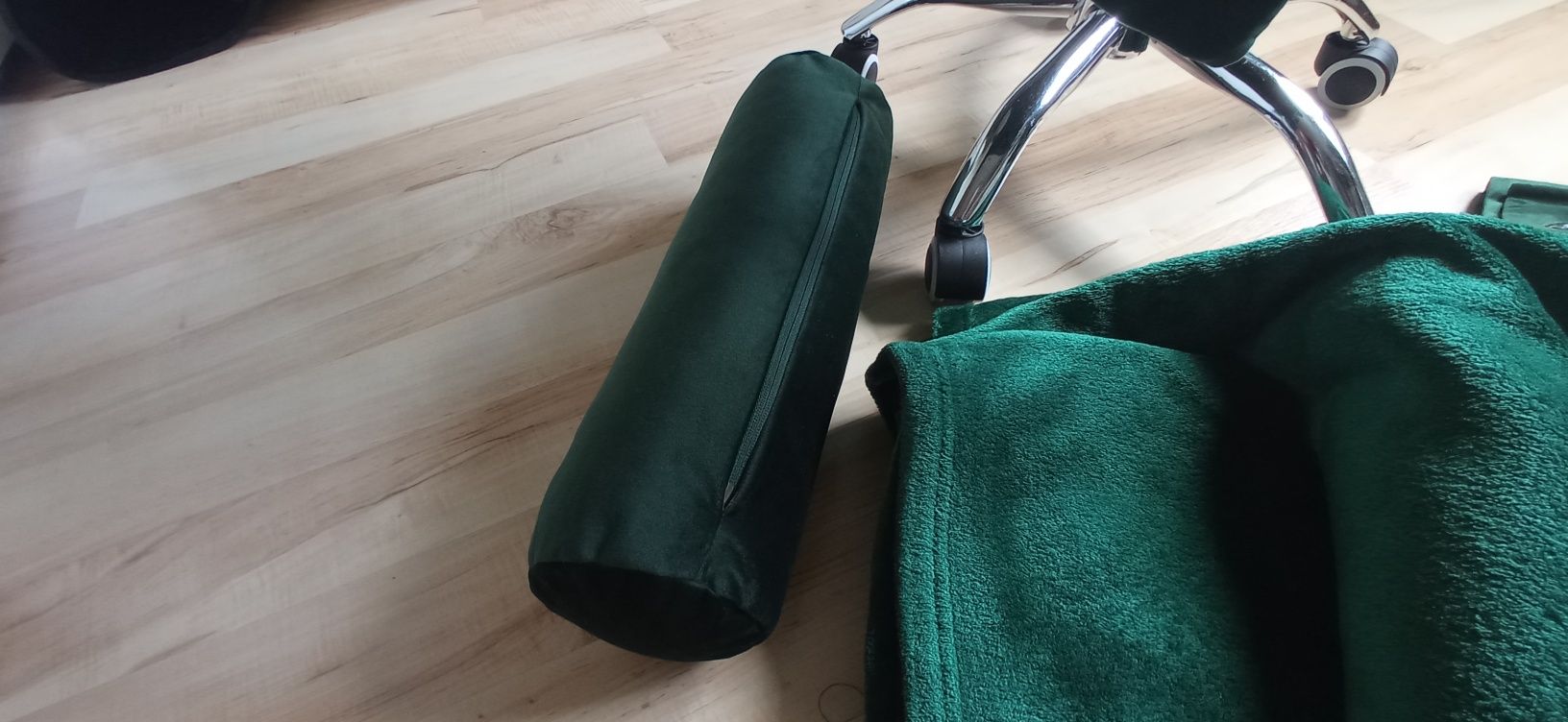 Zielone krzesło, zielony dywan okrągły, koc, zielona zasłona, poduszka