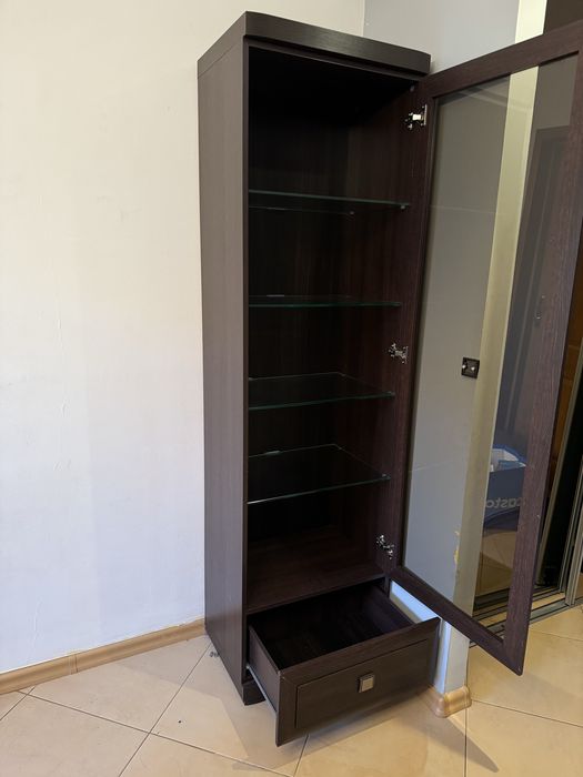 szafka przeszklona stojąca witryna drewniana ciemnobrązowa