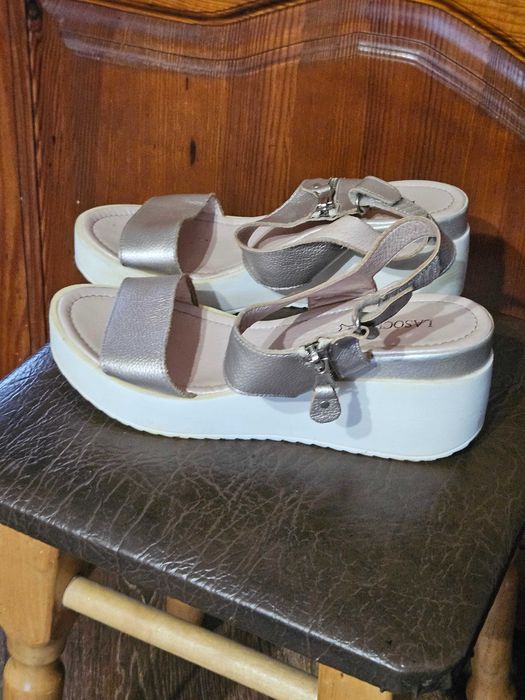 Босоніжки золотистого кольору, 39 розмір.