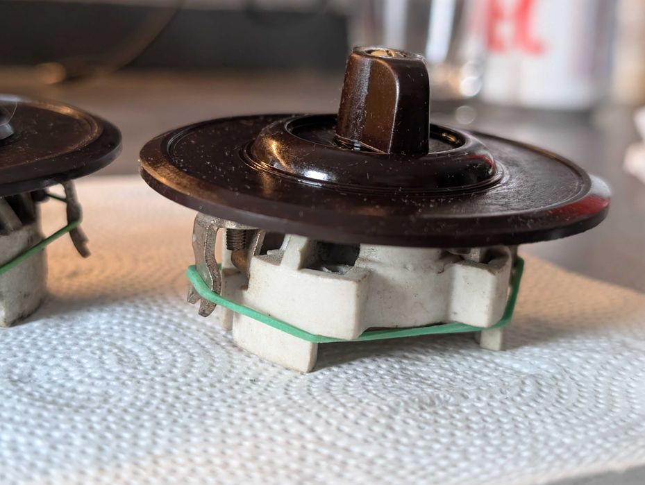 Bakelitowe załączniki do lamp.