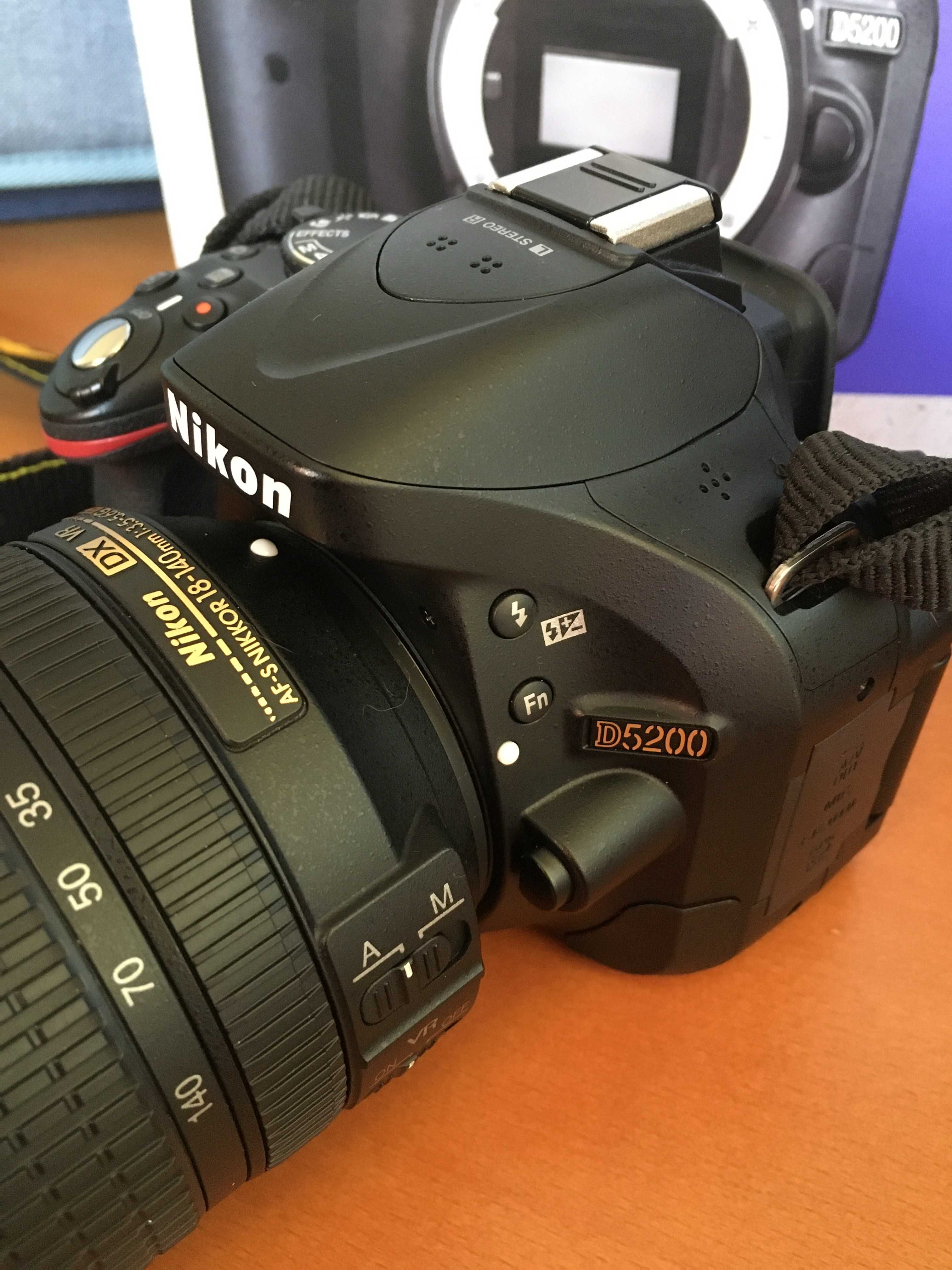 Nikon D5200 com objectiva 18-140 e acessórios