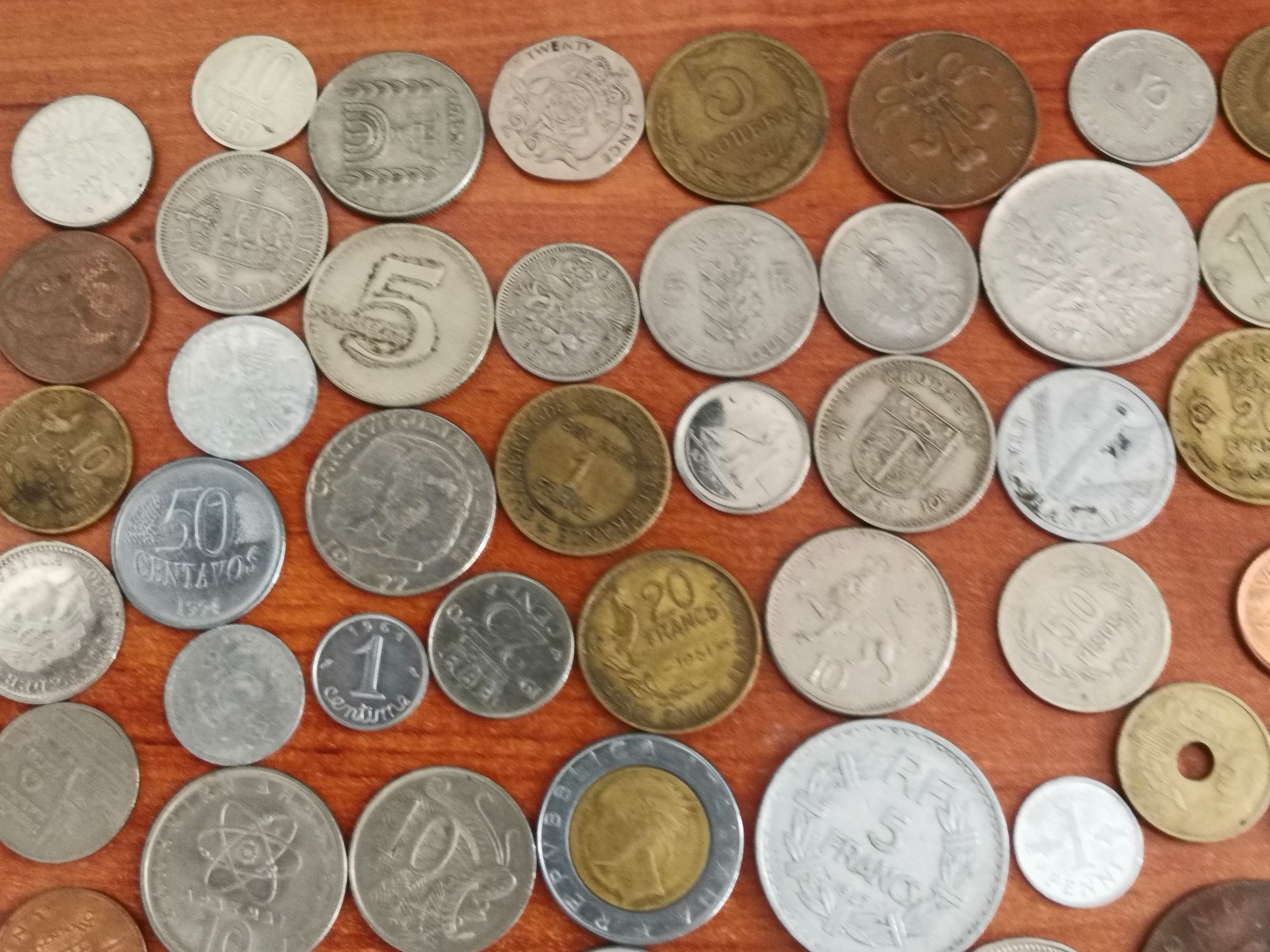 Lote de 100 moedas estrangeiras diferentes