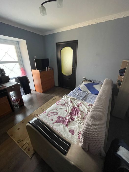 Продається будинок з земельною ділянкою.