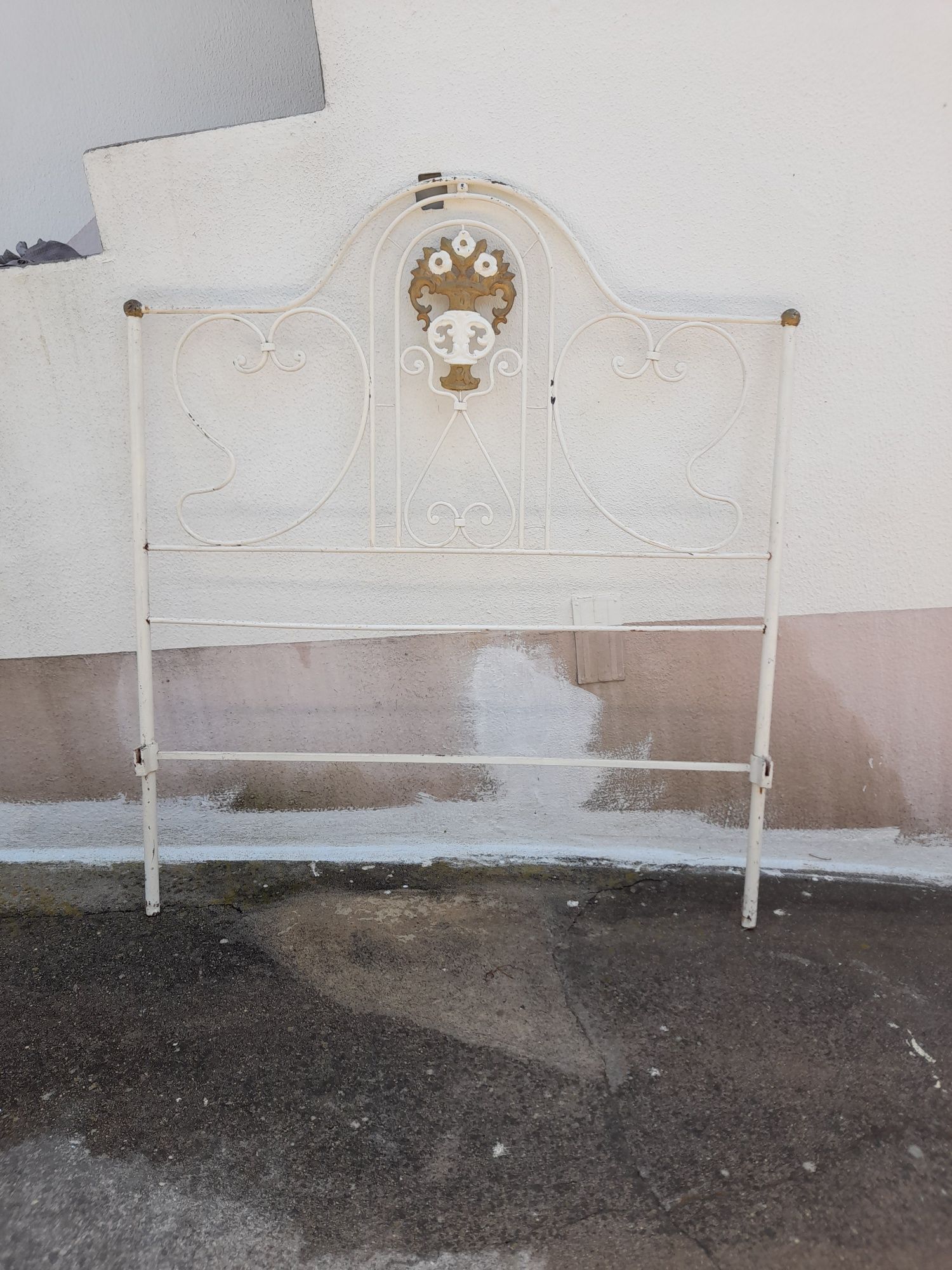 Cama de ferro a precisar de uma pintura.