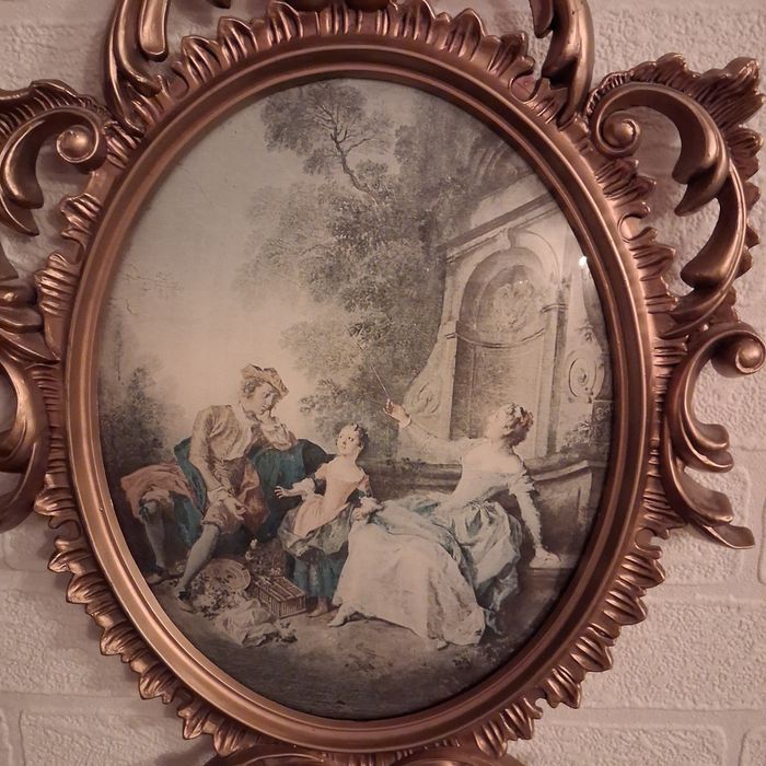 Pałacowy obraz z ozdobną złotą ramą