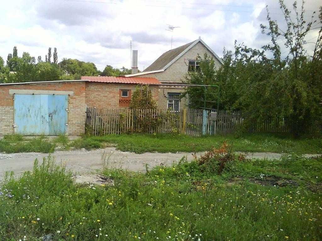 Дом из белого кирпича.