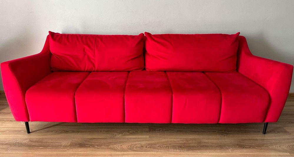 Czerwona kanapa z funkcją spania